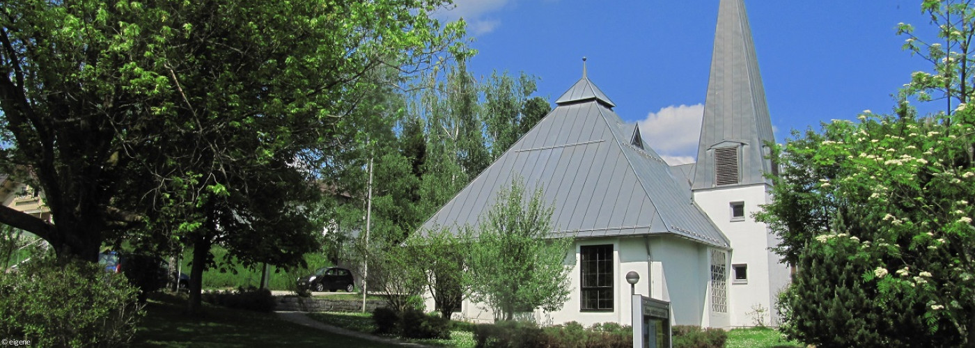 Foto der Auferstehungskirche in Regen im Sommer