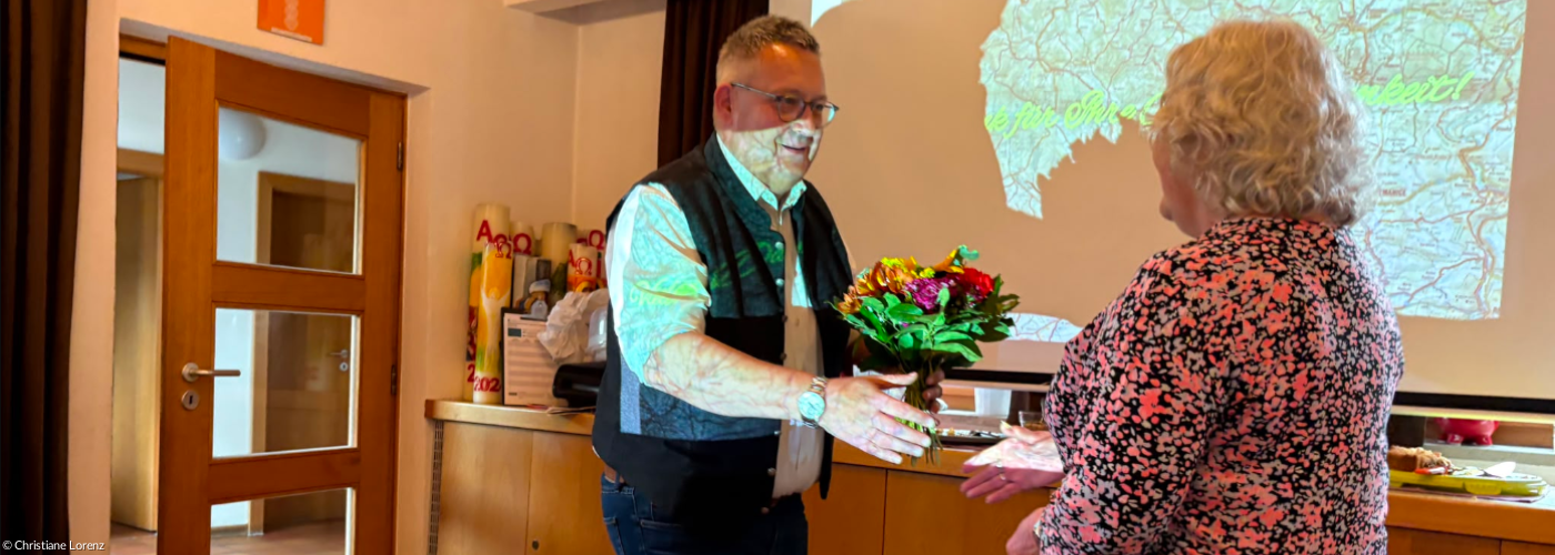Blumenstrauß für Referentin Rita Bergbauer