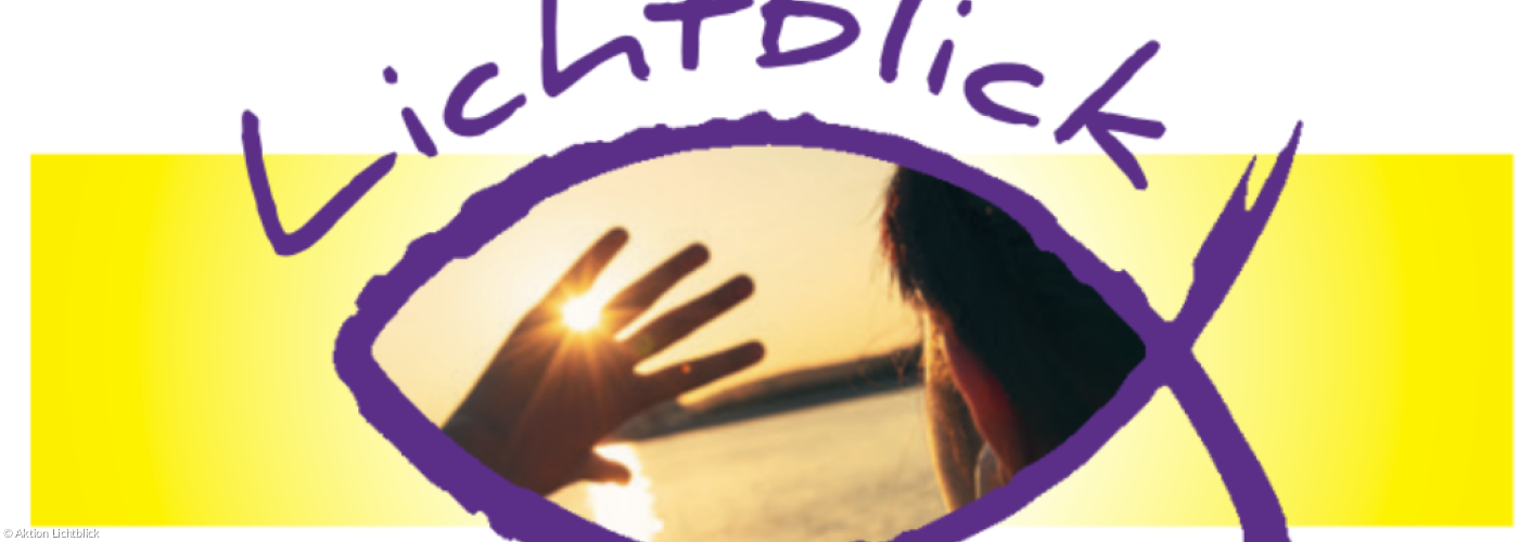 gelbes Banner, mit Foto einer Person von hinten, die ihre Hand gegen die untergehende Sonne am Horizont hält. Das Foto befindet sich ein einem fischförmigen, lila Rahmen über dem der Schriftzug "Lichtblick" steht