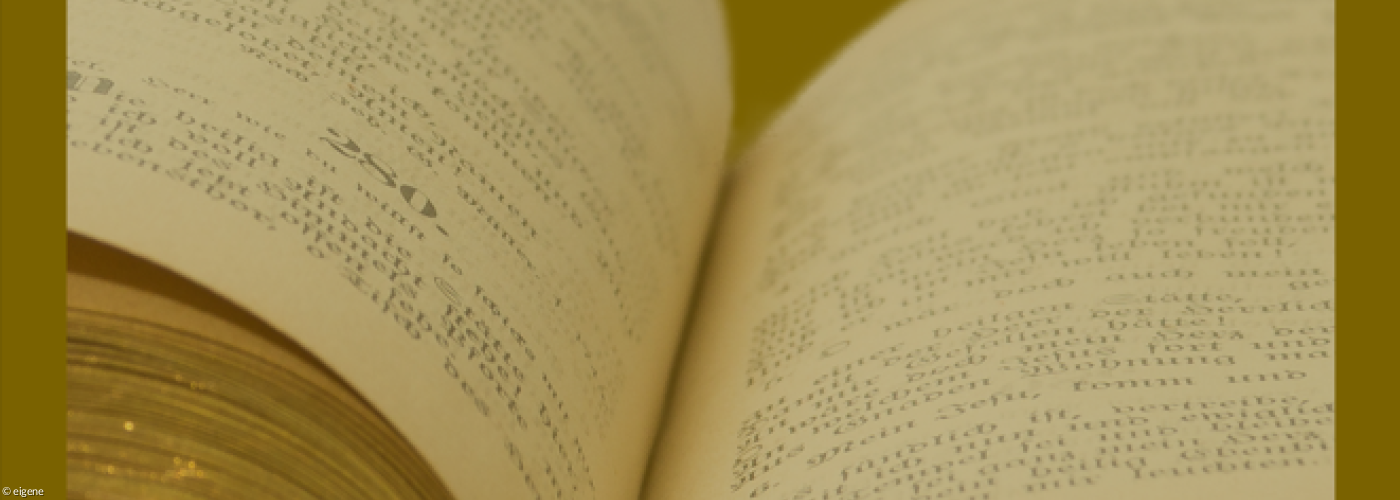 aufgeschlagene alte Bibel 