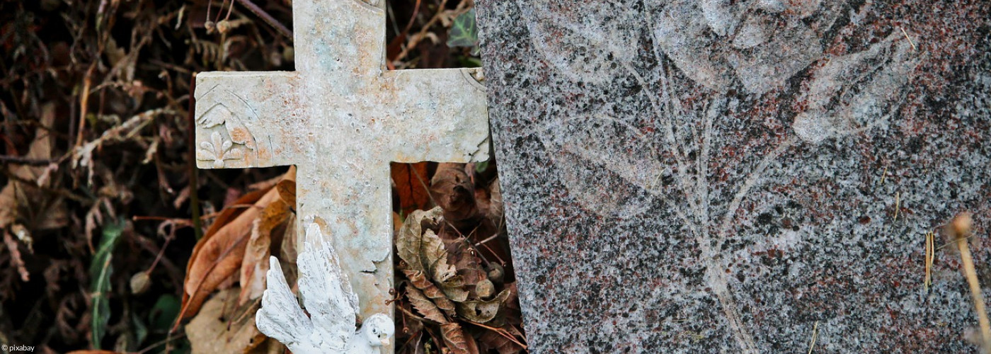 Steinkreuz mit Grabstein 