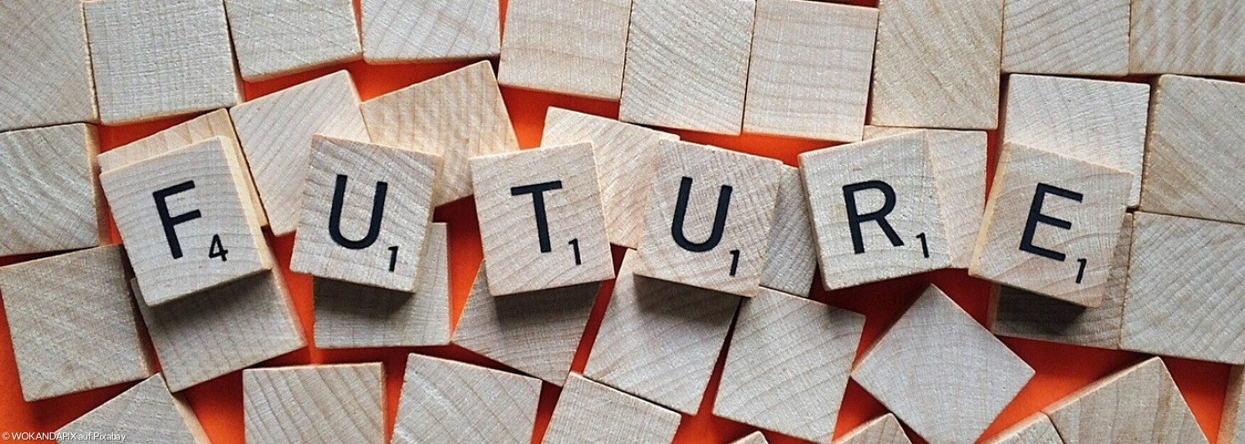 Scrabbleplättchen bilden das Wort Future