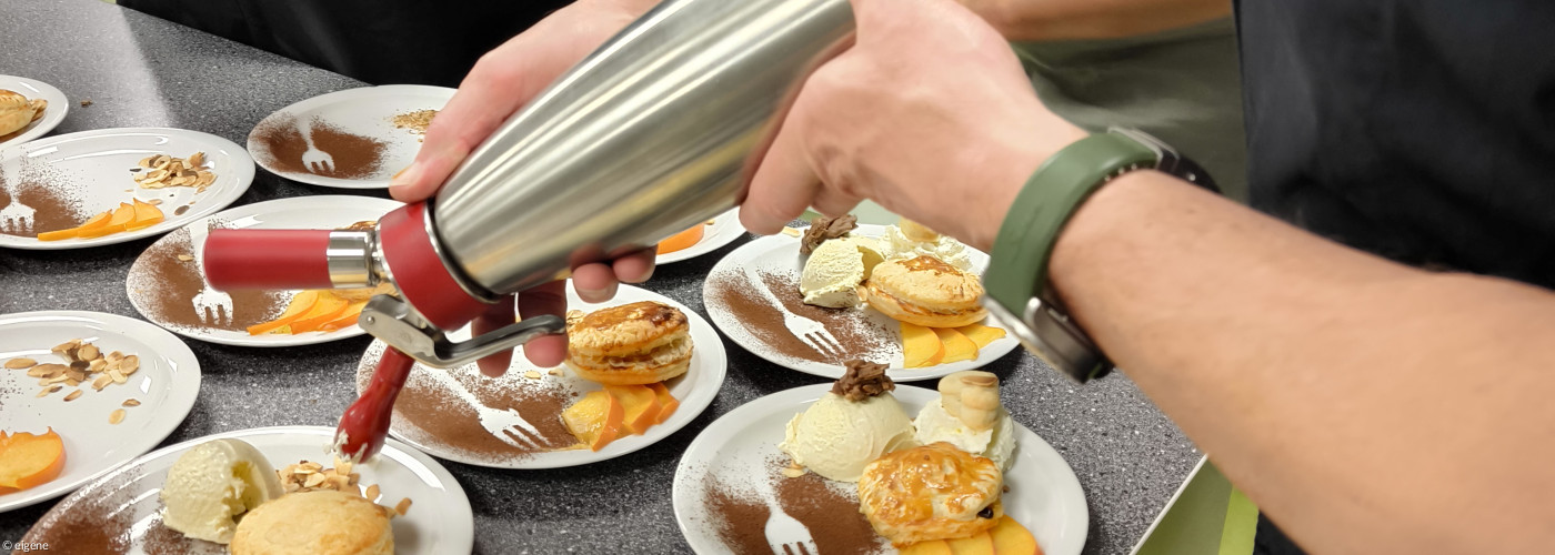 Das Dessert wird angerichtet