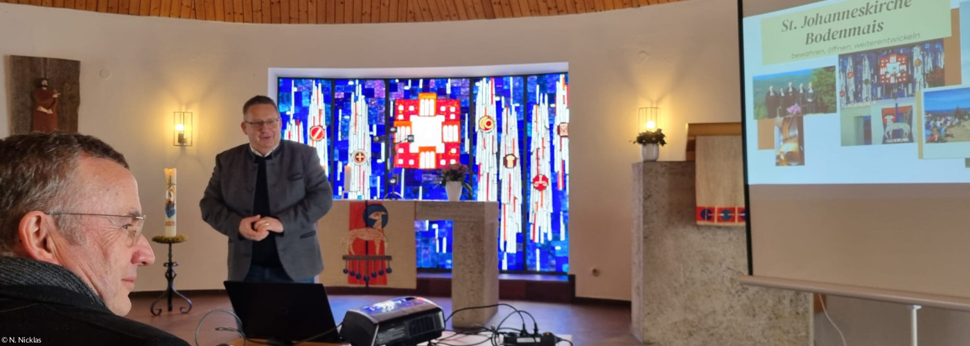 Landesbischof Kopp folgt der Präsentation von Pfarrer Schricker