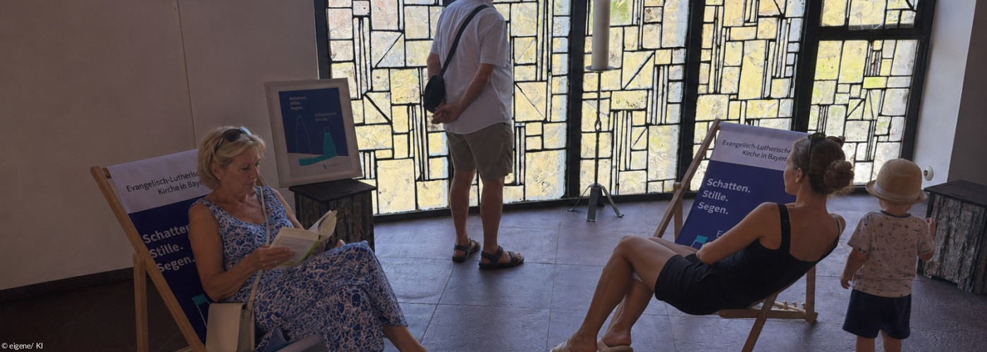 Menschen auf Liegestühlen in der Kirche