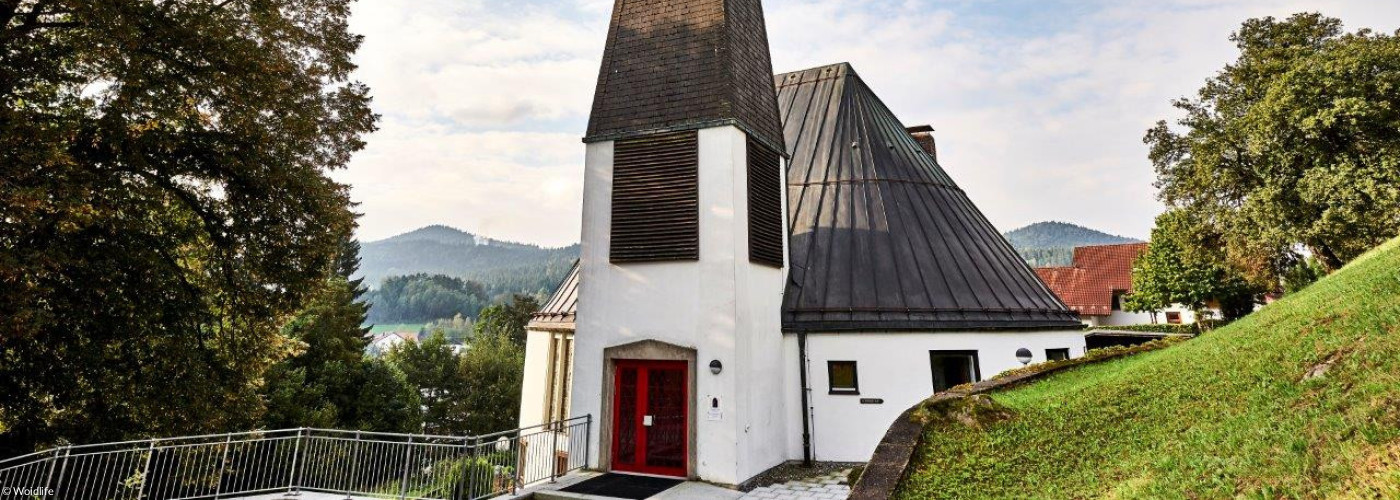 St. Johanneskirche in Bodenmais im Sommer