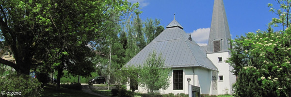 Foto der Auferstehungskirche in Regen im Sommer