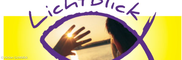 gelbes Banner, mit Foto einer Person von hinten, die ihre Hand gegen die untergehende Sonne am Horizont hält. Das Foto befindet sich ein einem fischförmigen, lila Rahmen über dem der Schriftzug "Lichtblick" steht