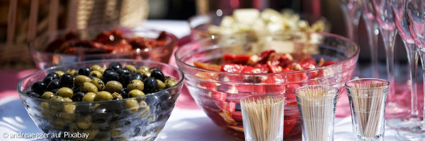 Gläser und Schüsseln mit Tapas