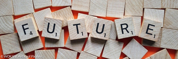 Scrabbleplättchen bilden das Wort Future