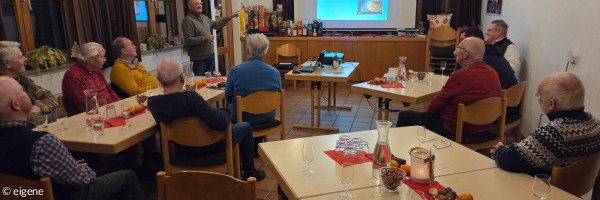 Gruppenaufnahme während Präsentation von Wolfgang Beil