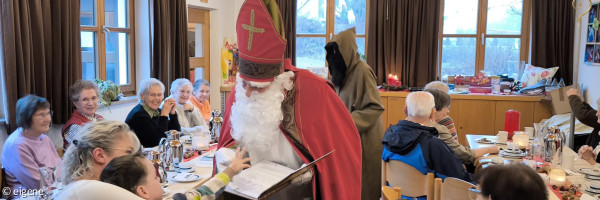 Nikolaus begrüßt den jüngsten Gast