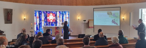 Zuhörer in der St. Johanneskirche folgen dem Vortrag von Pfr. Schricker und Ch.Lorenz
