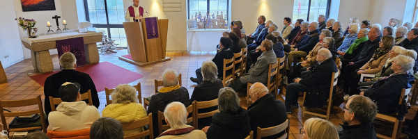 Pfarrer Stangl bei seiner Predigt in der Auferstehungskirche 