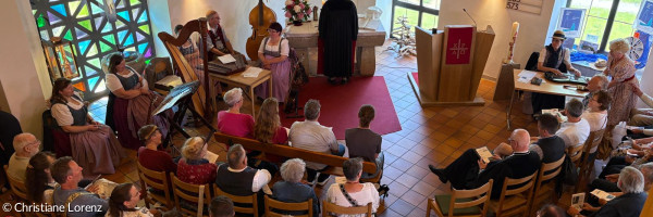 drumehrum Gottesdienst von der Orgel aus in sehr gefüllter Kirche