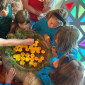 Taufbecken mit Wunschblumen und Kindern