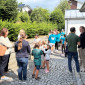 Geselliges Beisammenstehen nach dem Gottesdienst vor der Kirche