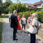 Geselliges Beisammenstehen nach dem Gottesdienst vor der Kirche