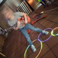 Kind mit Gitarre und Knicklichtern beim Tanzen