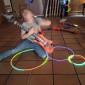 Kind mit Gitarre und Knicklichtern beim Tanzen