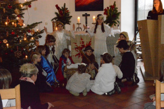 Foto vom Krippenspiel des letzten Jahres auf dem die Kinder bei ihrem Auftritt zu sehen sind