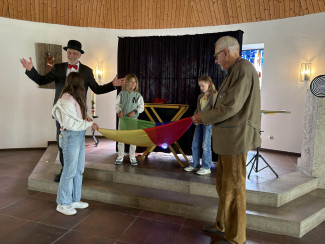 Zauberer mit Teilnehmern