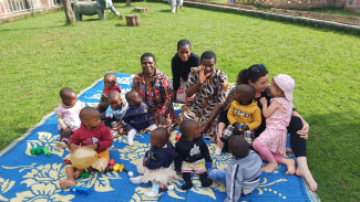 Frauen mit Kindern auf Decke