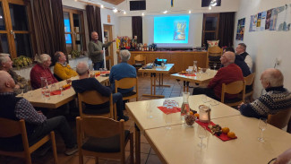 Gruppenaufnahme während Präsentation von Referent Wolfgang Beil