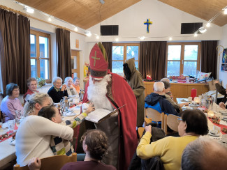 Nikolaus begrüßt den jüngsten Gast