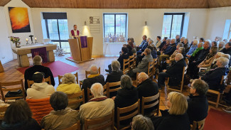 Pfarrer Stangl bei seiner Predigt in der Auferstehungskirche 