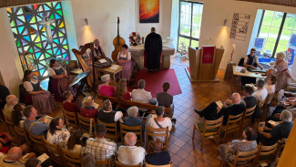 drumehrum Gottesdienst von der Orgel aus in sehr gefüllter Kirche