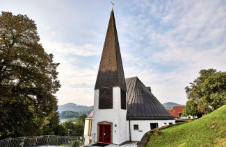 St. Johanneskirche in Bodenmais im Sommer