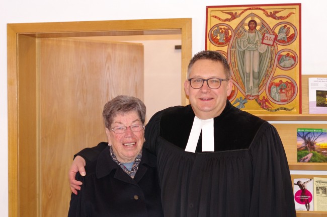 Mesnerin Katharina Haller mit Pfarrer Schricker