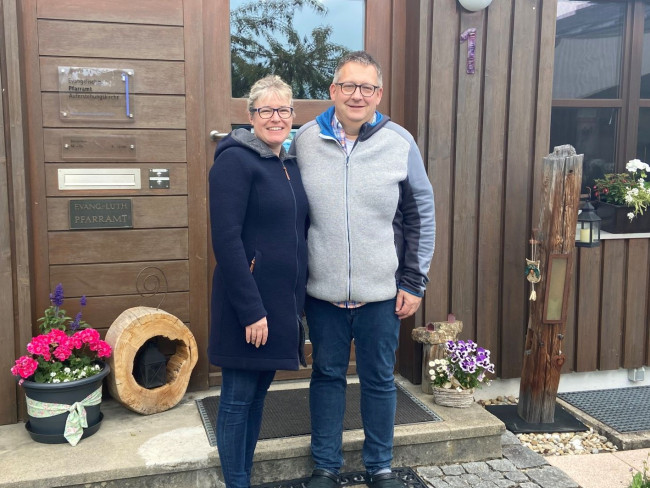 Pfr. Schricker mit Ehefrau Daniela vor dem Pfarrhaus in Regen
