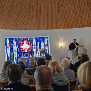 Gottesdienstbesucher von hinten hören Prediger zu in der St. Johanneskirche