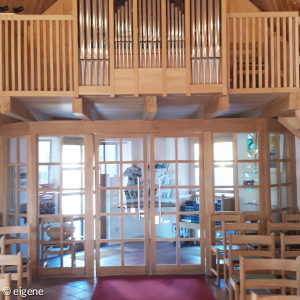 Innenraum der Auferstehungskirche mit Blick auf die Orgel oben